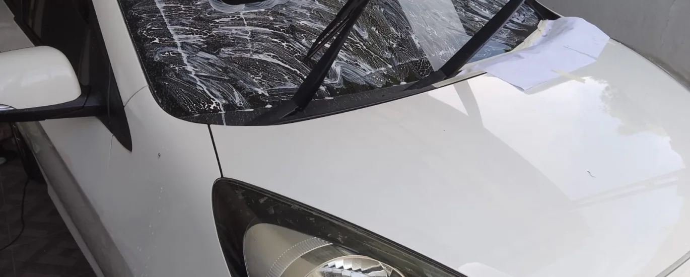 Poles Kaca Mobil Berjamur
