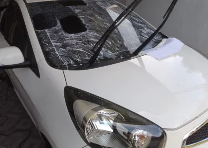Poles Kaca Mobil Berjamur