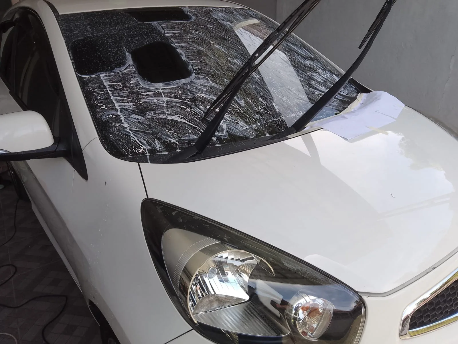 Poles Kaca Mobil Berjamur