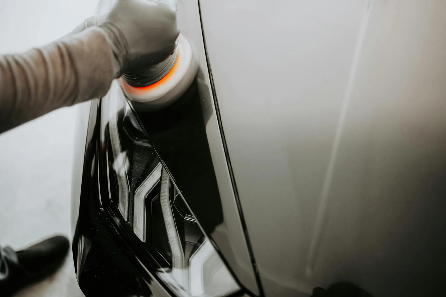 Poles body mobil di Jogja dengan hasil kilap profesional, melindungi cat dan meningkatkan penampilan kendaraan
