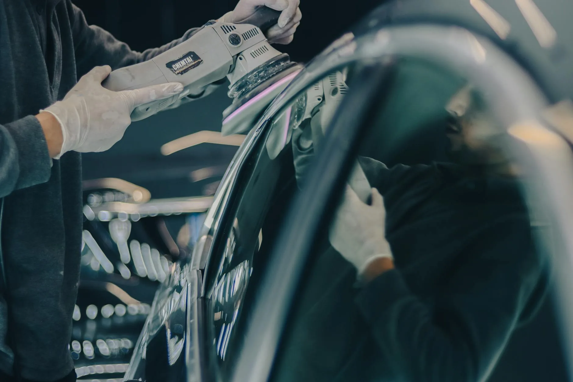 Layanan auto detailing profesional di Jogja, bersihkan interior dan eksterior mobil dengan hasil mengkilap
